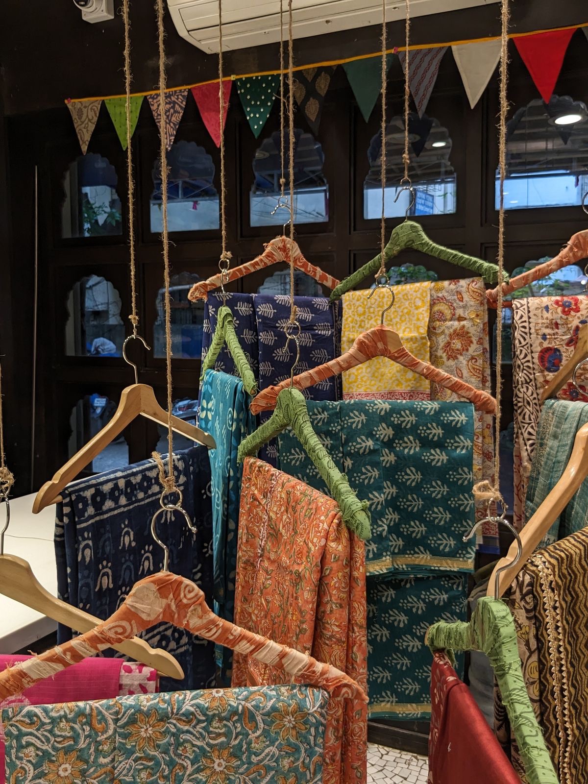 Színes mintás textilek